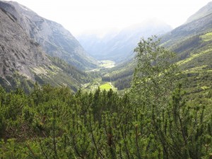 Blick vom Karwendelhaus ins Tal. Von gaaanz unten kommen wir!